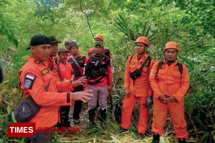 Petugas gabungan dari TNI-Polri, SAR dan relawan, terus berusaha mencari keberadaan korban hilang di Hutan Baluran. (FOTO: Ahmad Sahroni/ TIMES Indonesia)