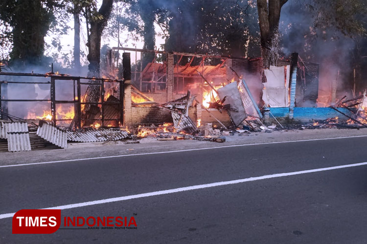 Warung makan di Tenggarang Kabupaten Bondowoso ludes terbakar api (FOTO: Moh Bahri/TIMES Indonesia)Petugas Damkar tengah berjibaku memadamkan api (FOTO: Moh Bahri/TIMES Indonesia)