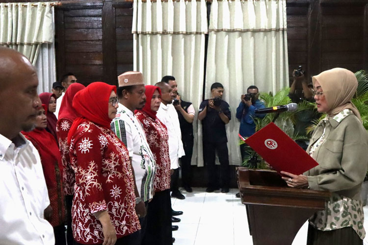 Widya Pratiwi Murad, pada Minggu (12/3/2023) secara resmi melantik Ketua Dekranasda Seram Bagian Timur Yulia Misa Keliobas, yang dipusatkan di Pendopo Bupati SBT.(Foto: Dinas Kominfo Provinsi maluku)