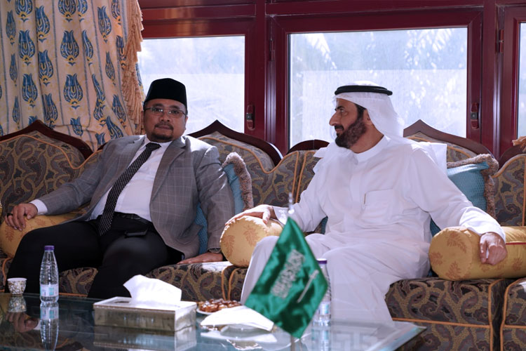 Menag H. Yaqut Cholil Qoumas bertemu dengan Menteri Haji dan Umrah Arab Saudi Tawfiq F Al Rabiah. (FOTO: Kemenag RI)