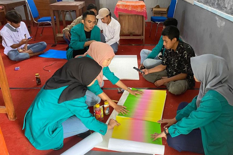 Mahasiswa KSM-T Unisma Malang membantu mengaktifkan kembali Majalah Dinding di Sekolah SMK AL HUDA. (FOTO: AJP TIMES Indonesia)