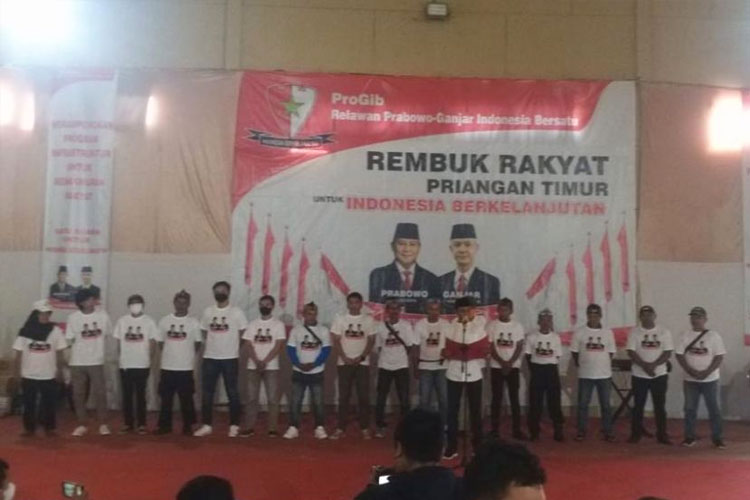 Sekelompok masyarakat menyampaikan dukungannya kepada Prabowo Subianto dan Ganjar Pranowo pada Pilres 2024. (FOTO: Relawan)