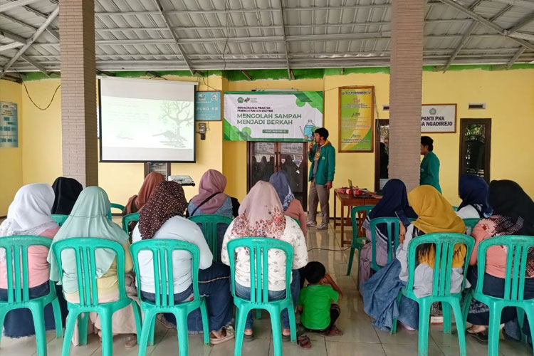 Mahasiswa KSM-T Unisma Malang memaparkan materi sosialisasi pembuatan Eco Enzyme. (FOTO: AJP TIMES Indonesia)