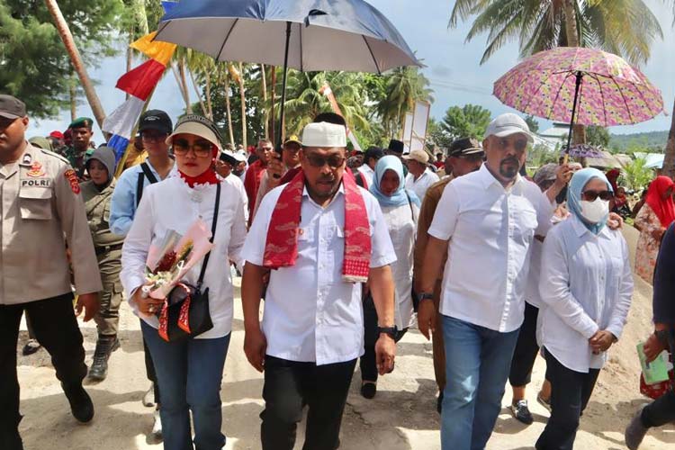 Gubernur Maluku Murad Ismail melakukan kunjungan kerja di Kecamatan Gorom dan meresmikan Ruang Kelas Baru MAN 3 Seram Bagian Timur, Selasa (14/3/2023). (Foto: Dinas Kominfo Maluku for TIMES Indonesia)