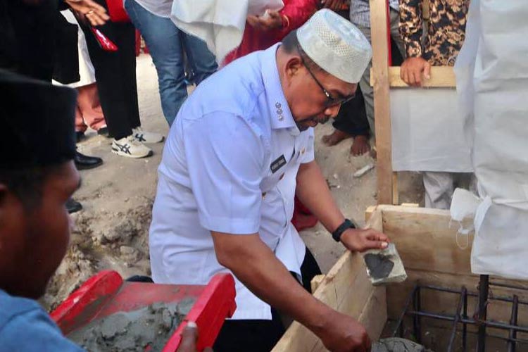 Gubernur Maluku Letakkan Batu Pertama Pembangunan Masjid Nurul Huda Murad Ismail SBT