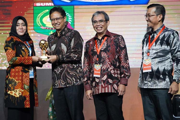 Bupati Mojokerto, Ikfina Fahmawati (pojok kiri) pada saat menerima penghargaan UHC JKN-KIS tahun 2023 di Jakarta, Selasa (14/3/2023) (Dok. Kominfo for TIMES Indonesia)