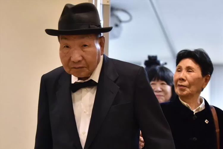 Iwao Hakamada, difoto bersama saudara perempuannya Hideko pada tahun 2019. Ia dibebaskan dari penjara pada tahun 2014. (FOTO: BBC/AFP)