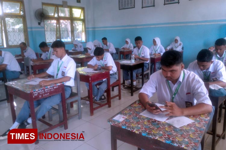 Para siswa tingkata SMA/SMK di Tidore Kepulauan saat mengikuti ujian menggunakan handphone. (FOTO: Harianto/TIMES Indonesia)