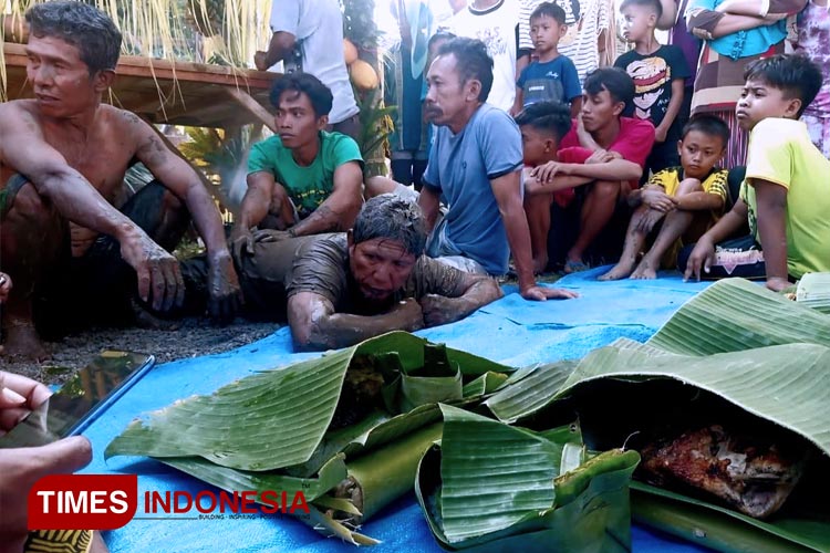 Warga desa yang sedang kerasukan dalam Ritual Keboan Desa Aliyan, Kecamatan Rogojampi, Banyuwangi. (FOTO: Anggara Cahya /TIMES Indonesia)