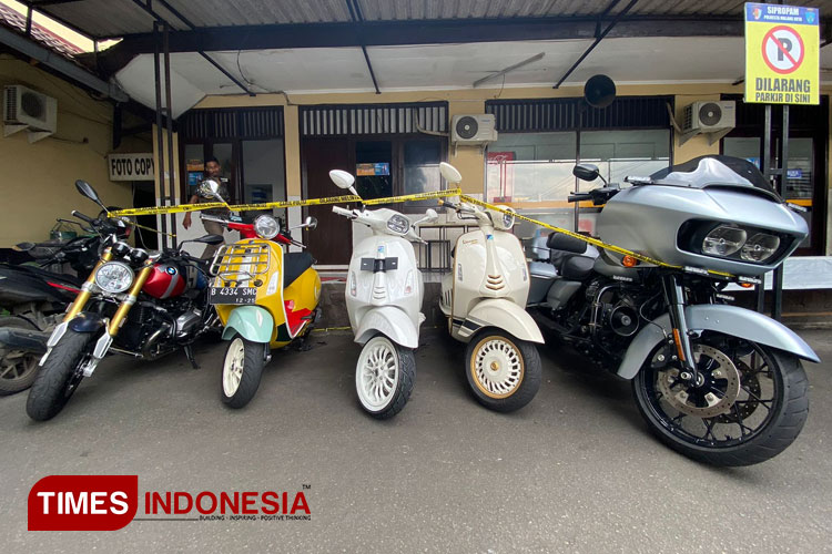 Sederet aset kendaraan milik Wahyu Kenzo yang disita oleh polisi. (Foto: Rizky Kurniawan Pratama/TIMES Indonesia)