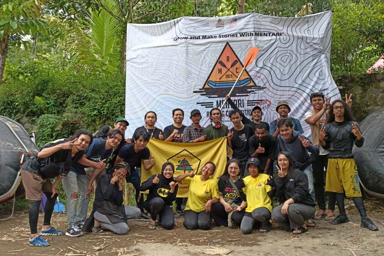 Para mahasiswa ITNY ketika mengikuti ajang Mentari Regional Rafting  Competition (MRC) di Sungai Elo, Desa Mendut, Kecamatan Mungkid, Magelang, Jawa Tengah. (FOTO: Humas ITNY)