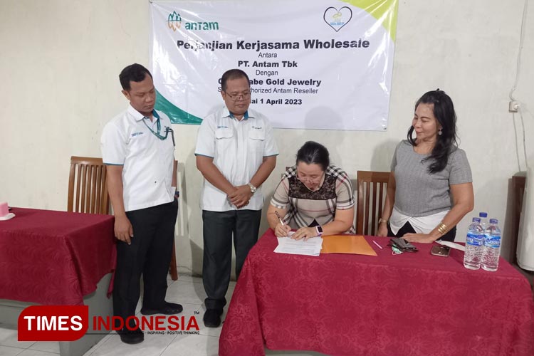 Penandatanganan kerjasama wholesale antara PT Antam Tbk dengan CB Hakabe Gold Jewelry (Toko Mas Kranggan). (FOTO: Wahyu Metasari/TIMES Indonesia)