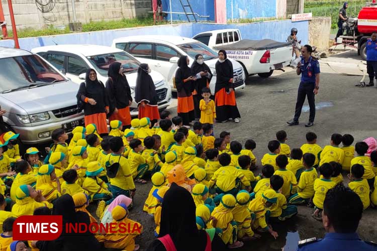 Siswa TK Yaa Bunayya Belajar Seluk Beluk Kerja Pemadam Kebakaran di Kota Batu
