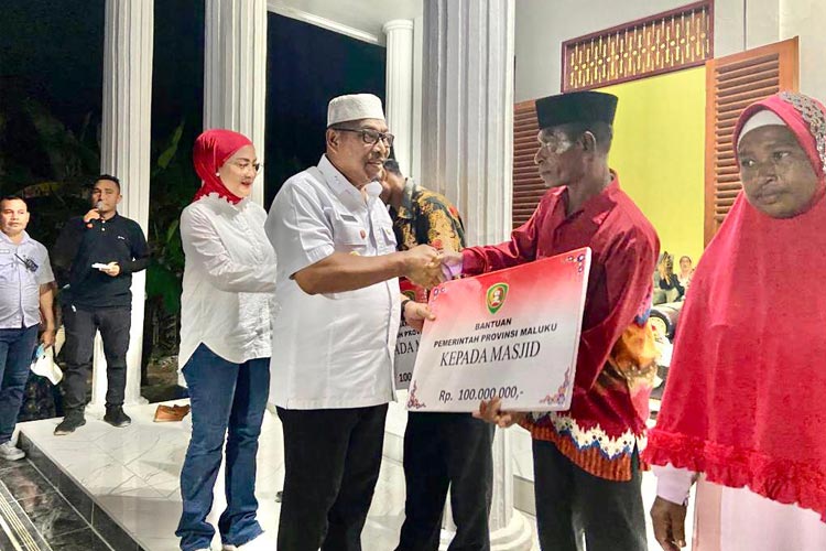Di Amarsekaru, Gubernur Maluku dan Istri Serahkan Bantuan untuk Masjid dan Janda