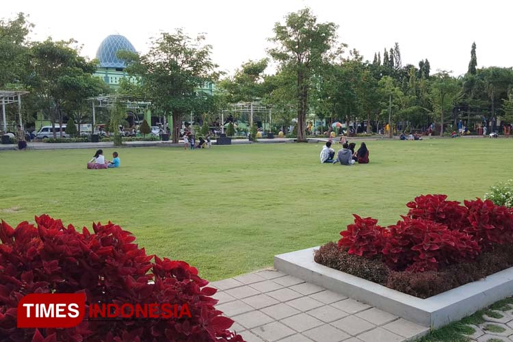 Warga Kota Kraksaan duduk santai di alun-alun setempat, sambil menunggu waktu buka puasa Ramadan tahun lalu. (Foto: Rhomadona/TIMES Indonesia)