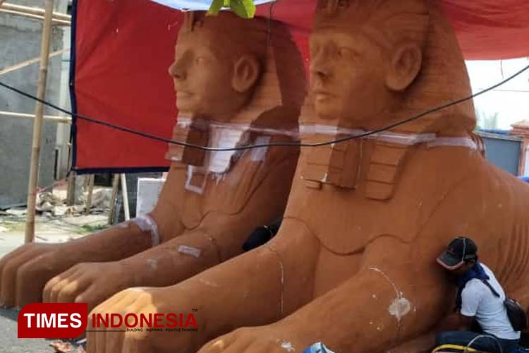 Patung raksasa menyerupai Firaun disiapkan untuk melengkapi Museum Mumi di Banjar Waterpark. (Foto: Susi/TIMES Indonesia) 
