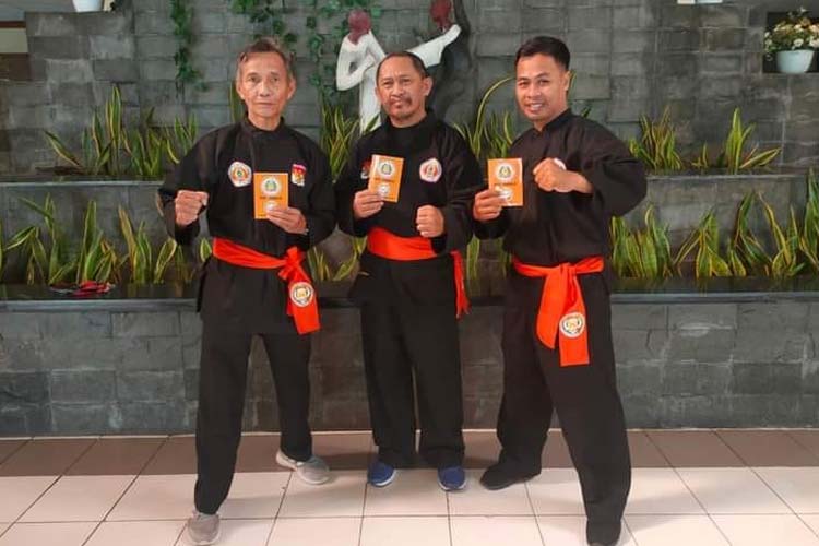 Edi Suhartono, (tengah) pelatih silat asli Kelurahan Dadaprejo, Kecamatan Junrejo, Kota Batu meraih lisensi pelatih Internasional. (FOTO: Edi Suhartono for TIMES Indonesia)
