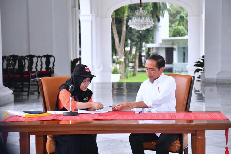 Presiden Jokowi mengikuti proses pencocokan dan penelitian (coklit) data pemilih pemilihan umum (Pemilu) 2024 di Istana Merdeka, Jakarta. (FOTO: BPMI)