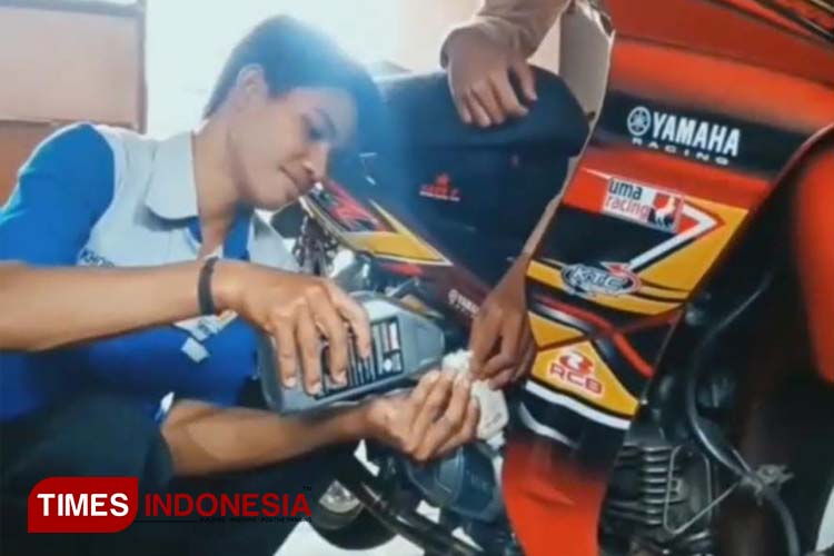 Siswa SMK PGRI Bondowoso terus mengasah kemampuan di bidang otomotif (FOTO: Moh Bahri/TIMES Indonesia)