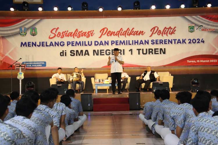 Bupati Malang Sanusi ketika memberikan pendidikan politik bagi Pemilih Pemula. (Foto: Prokopim Kabupaten Malang)
