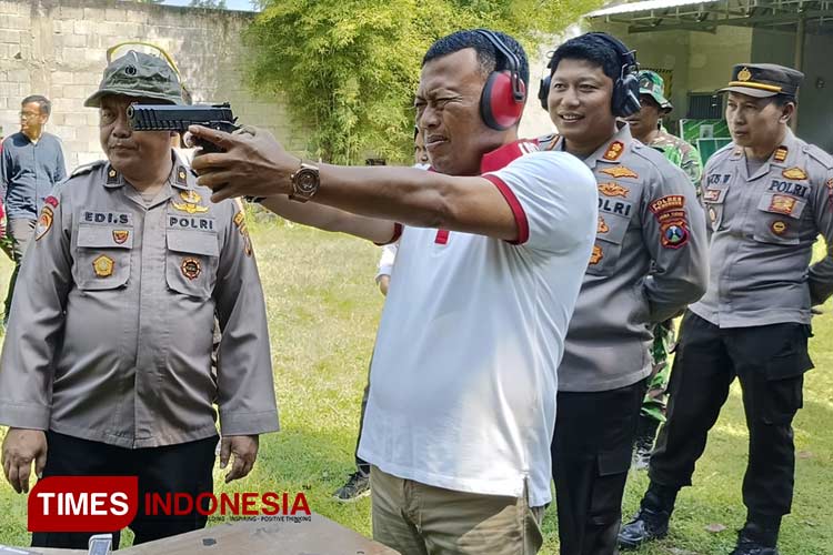 Bupati Sugiri Sancoko didampingi Kapolres Ponorogo AKBP Catur Cahyono Wibowo latihan menembak bersama. (Foto: Marhaban/TIMES Indonesia)