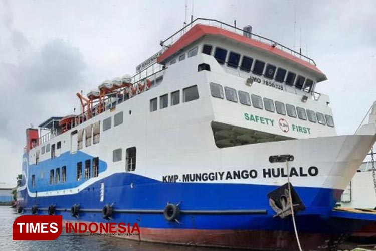 KMP Munggiyango Hulalo, salah satu maskapai kapal Feri milik ASDP yang siap beroperasi dalam momentum lebaran 2023 rute penyeberangan Situbondo-Madura. (Foto: Miftahorrahman/TIMES Indonesia)