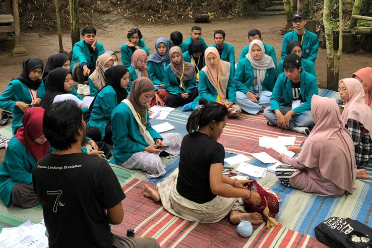 Mahasiswa KSM-T Unisma Malang ikut serta kegiatan workshop oleh tim Lindungi Ekosistem di Situs Patirtaan Ngawonggo. (FOTO: AJP TIMES Indonesia)