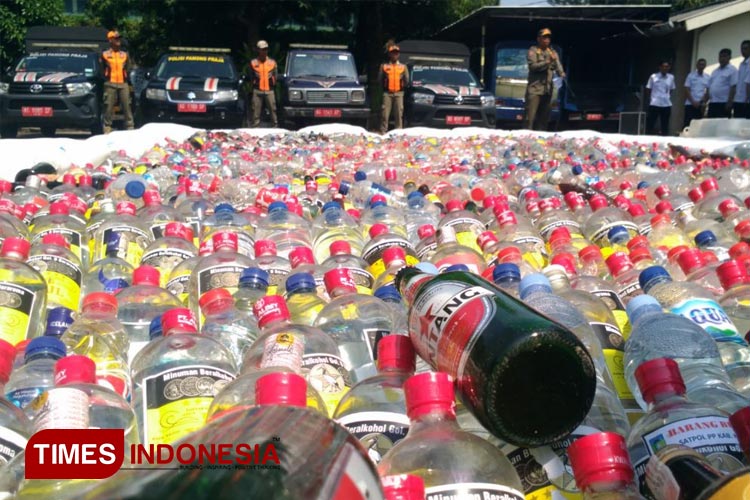 Pemusnahan ribuan botol minuman beralkohol oleh Satpol PP Kabupaten Kediri (foto:yobby/Times Indonesia) 