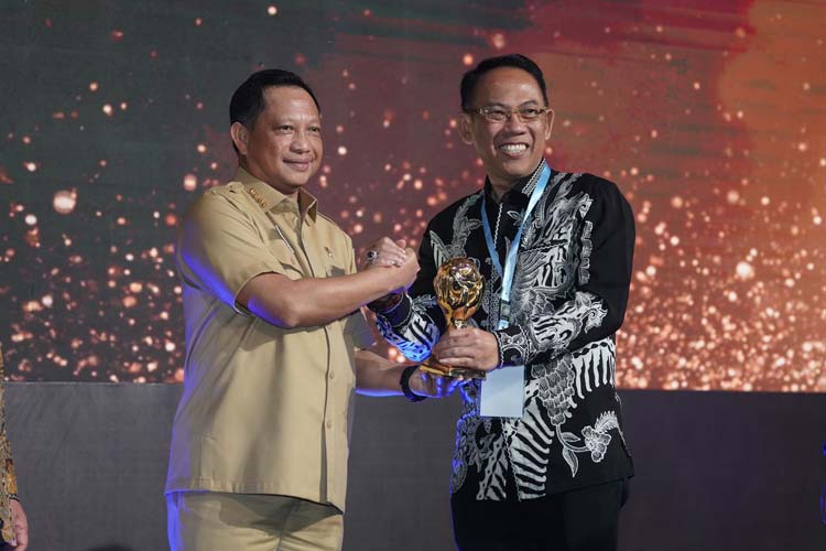 Sekdakot Mojokerto, Gaguk Tri Prasetyo saat menerima penghargaan UHC Award atas Keterjaminan kesehatan warga Kota Mojokerto. (FOTO: Dok. Kominfo for TIMES Indonesia)