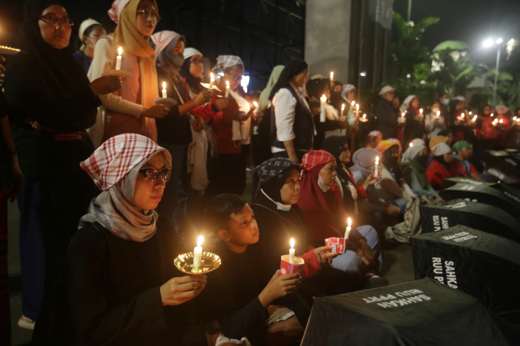 Koalisi sipil untuk Undang-Undang Pekerja Rumah Tangga bersama Agamawan dan Tokoh Masyarakat, PRT dan PRT Korban melakukan aksi menyalakan lilin dan doa bersama di depan gedung DPR RI
