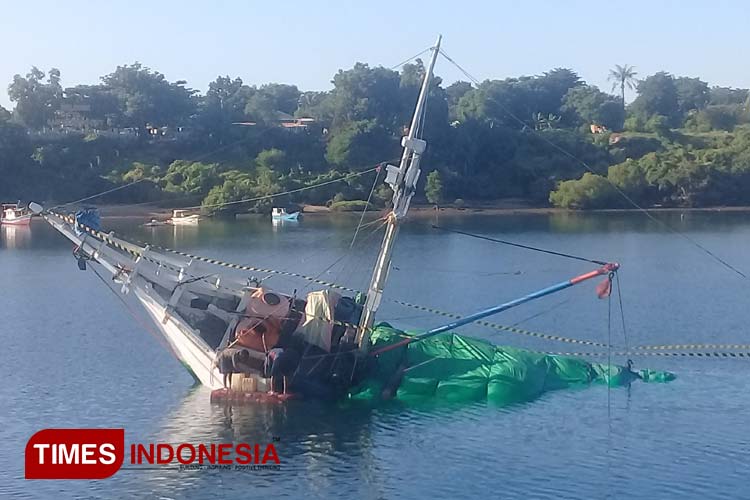 KLM Tunas Bunga Bahari saat tenggelam di Pelabuhan Waingapu, Kabupaten Sumba Timur NTT. (FOTO: Habibudin/TIMES Indonesia)