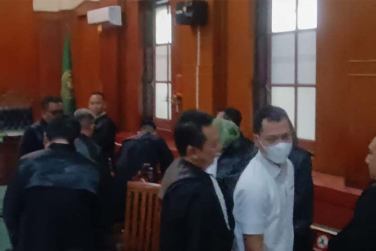 Eks Kabag Ops Polres Malang, Kompol Wahyu Setyo Pranoto saat hendak meninggalkan ruang sidang usai mengikuti agenda pembacaan vonis di PN Surabaya, Kamis (16/3/2023). (Foto: Dok. Pribadi)