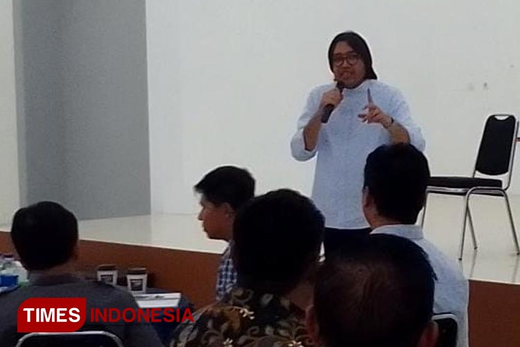 Anggota Komisi VI DPR RI Ono Surono saat memberikan keterangan dihadapan media terkait nasib petani padi di Indramayu (Foto: Selamet Hidayat/TIMES Indonesia)