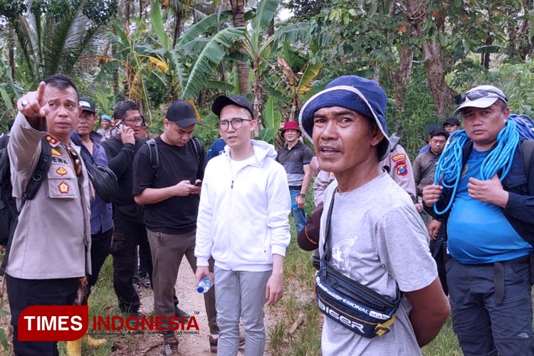 Pelaksanaan survey pemetaan geologi yang dilakukan PT Bumi Suksesindo di Gunung Salakan, Dusun Pancer, Desa Sumberagung, Kecamatan Pesanggaran, Banyuwangi. (Foto: Syamsul Arifin/TIMES Indonesia)