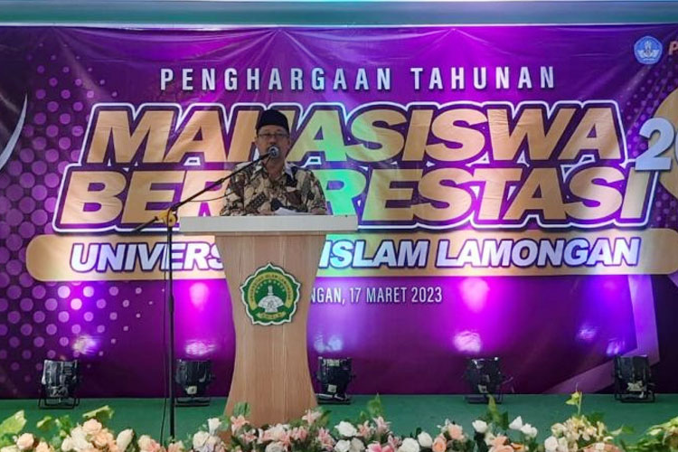 Rektor Unisla, H Bambang Eko Muljono, ketika memberikan sambutan dalam kegiatan Penghargaan Tahunan Mahasiswa Berprestasi Universitas Islam Lamongan 2022 di ruang Auditorium Pascasarjana Unisla. Jum’at, (17/3/2023). Foto: Ja’far Shodiq (CR-161/AJP TIMESIN