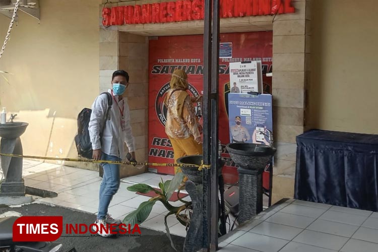Terlapor yakni owner Barrat Entreprise Diah Ayu Satiarini (baju kuning) dan suaminya Agung Barrat saat hadir di kantor Polresta Malang Kota, Jumat (17/3/2023). (Foto: Rizky Kurniawan Pratama/TIMES Indonesia)