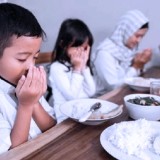 Ramadan 2023: Tips Mengajarkan Anak Puasa