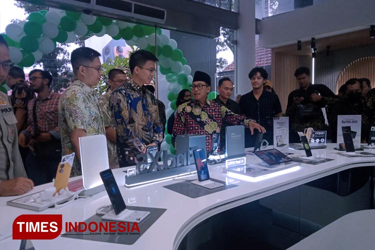 Grand Opening Oppo eXperience Store di Tiga Putra Malang, yang dihadiri oleh Wali Kota Malang Sutiaji, Jumat (17/3/2023). (FOTO: Ahmad Fikyansyah/TIMES Indonesia)