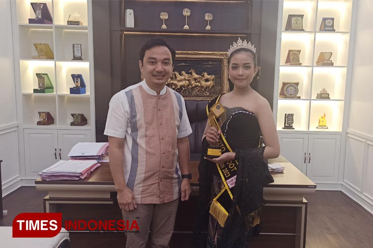 Kepala Bapenda Majalengka, H Irfan Nur Alam dan Camya Aina Syakila, modeling juara 1 photo shoot tingkat nasional. (FOTO: Jaja Sumarja/TIMES Indonesia)