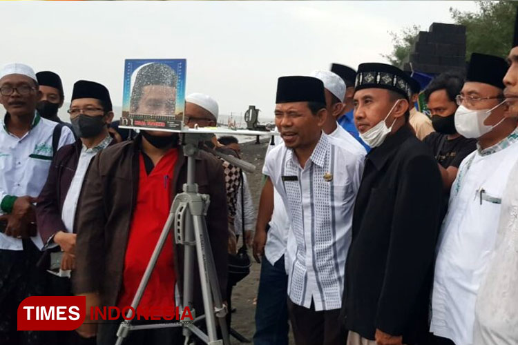 Pemantauan hilal yang dilakukan tim dari Kemenag Kabupaten Probolinggo di Pantai Duta beberapa tahun lalu. (Foto: Dokumen/TIMES Indonesia)