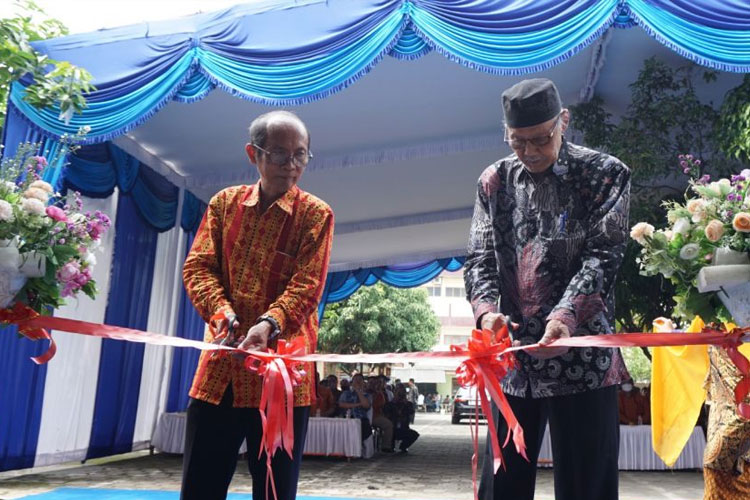 Rektor UNIPMA bersama Ketua Yayasan secara simbolis memotong pita tanda diresmikannya gedung UKM UNIPMA. (Foto: Humas UNIPMA for TIMES Indonesia)