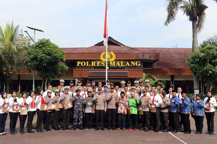 Warga dan personel Polres Malang berfoto bersama usai menerima penghargaan. (Foto : Humas Polres Malang).