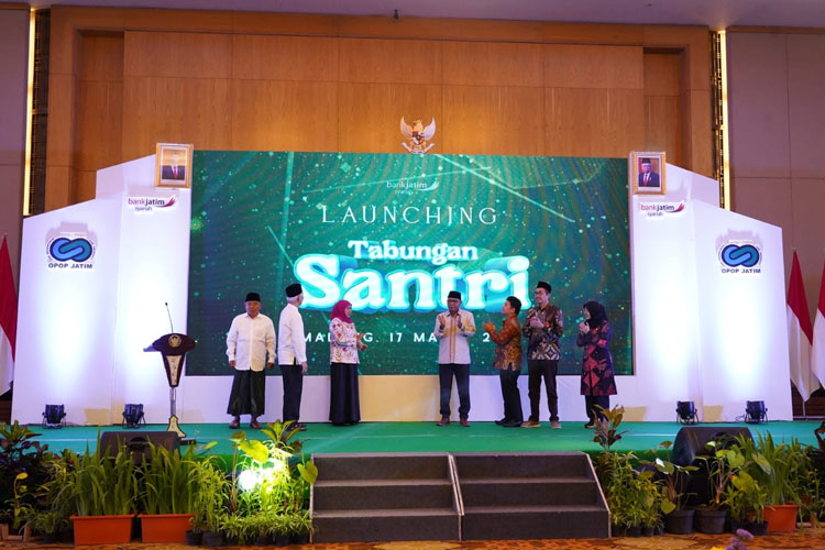 Gubernur Khofifah bersama Dirut Bank Jatim Busrul Iman saat meluncurkan Tabungan Santri di Harris Hotel and Conventions Malang, Jumat (17/3/2023).(Dok.Bank Jatim)