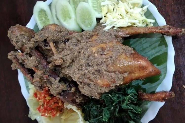 Warung Bebek Cak Mangun menjadi salah satu kuliner khas Kota Probolinggo, yang direkomendasikan bagi anda untuk menu buka puasa Ramadan. (Foto: Facebook Cak Mangun)