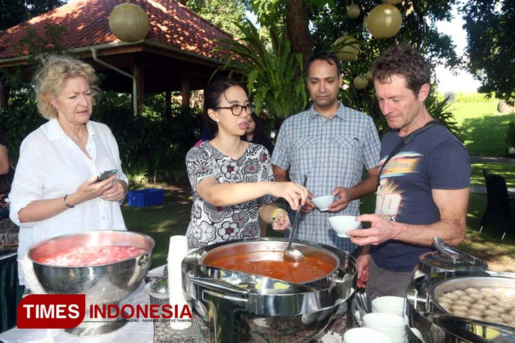 Wisatawan asal Nordik sedang mencicipi sajian kuliner khas Banyuwangi di Pendopo Sabha Swagata Blambangan. (Foto: Laila Yasmin/TIMES Indonesia)