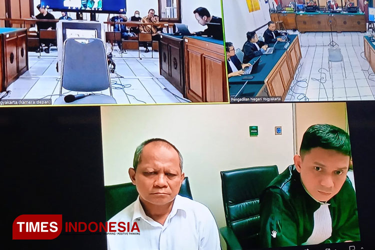 Terdakwa kasus dugaan korupsi pembangunan Stadion Mandala Krida, Kota Yogyakarta, Edy Wahyu saat mengikuti sidang pembacaan putusan. (FOTO: Fajar Rianto/TIMES Indonesia)