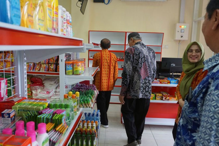 Rektor UNIPMA beserta jajaran melihat barang dan produk yang ada di UNIPMA Mart. (Foto: Humas UNIPMA for TIMES Indonesia)
