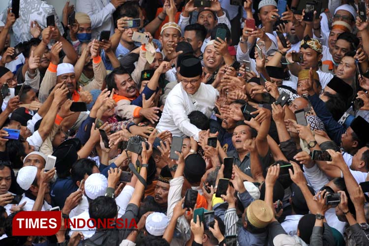 Anies Baswedan berada di tengah lautan massa saat lawatan ke Surabaya, Jumat (17/3/2023).(Foto : Lely Yuana/TIMES Indonesia)