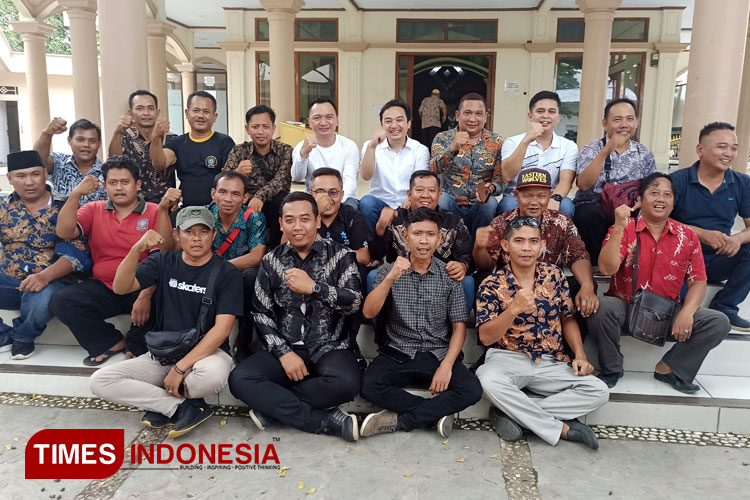 Forum Kaur Umum Kecamatan Ligung, Kabupaten Majalengka bersama H Irfan Nur Alam. (FOTO: Jaja Sumarja/TIMES Indonesia)