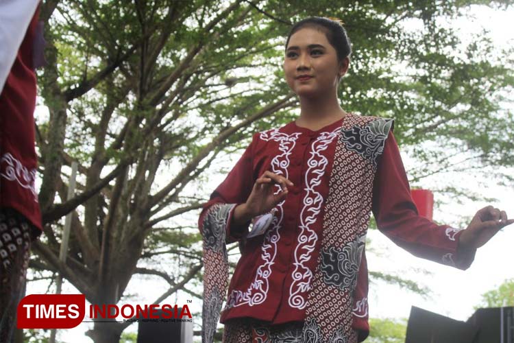 Para pelajar SMP mengikuti fashion show pakaian khas Kediri. (Foto: Yobby/TIMES Indonesia) 